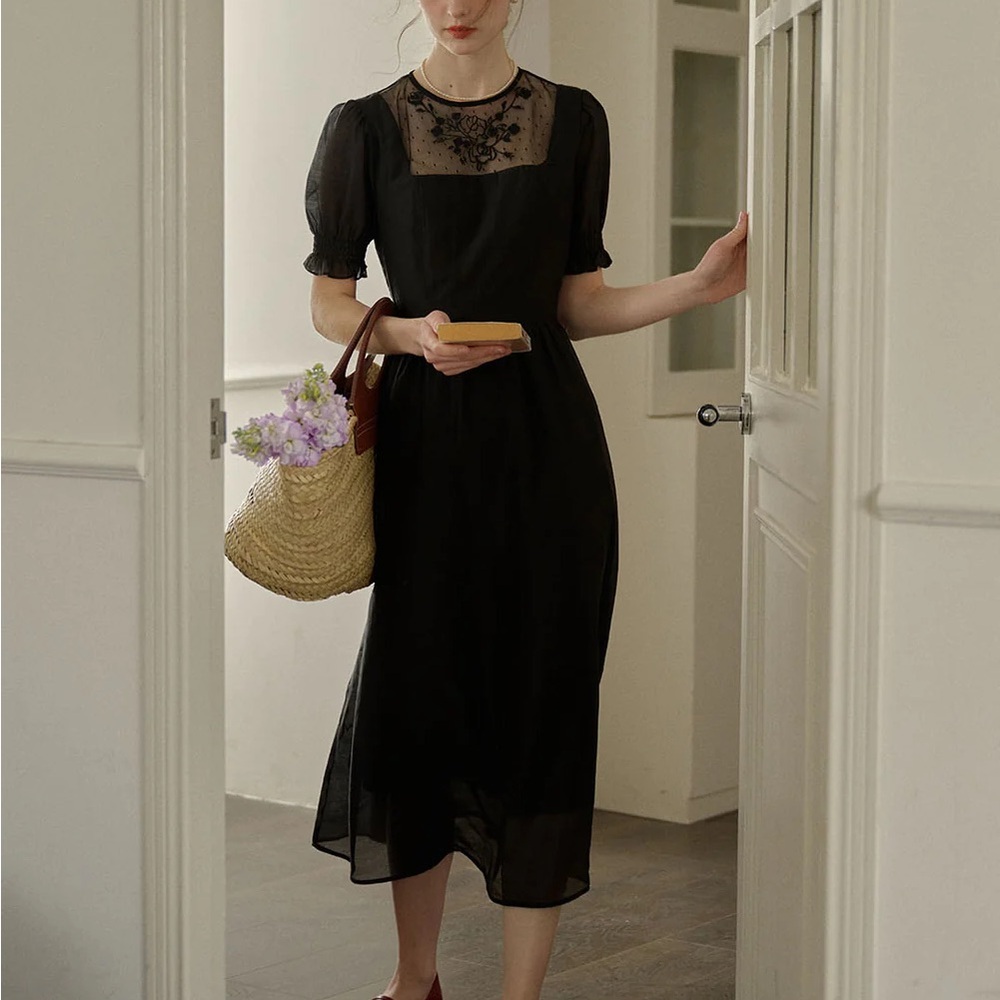 Elegant Black Midi Dress with Lace Detail Simple Retro